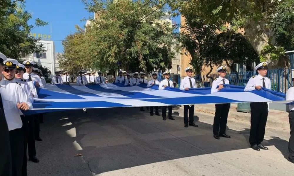 Υψώθηκε ξανά η ελληνική σημαία στο λιμάνι της Χίου για την 28η Οκτωβρίου (Βίντεο-Εικόνες)